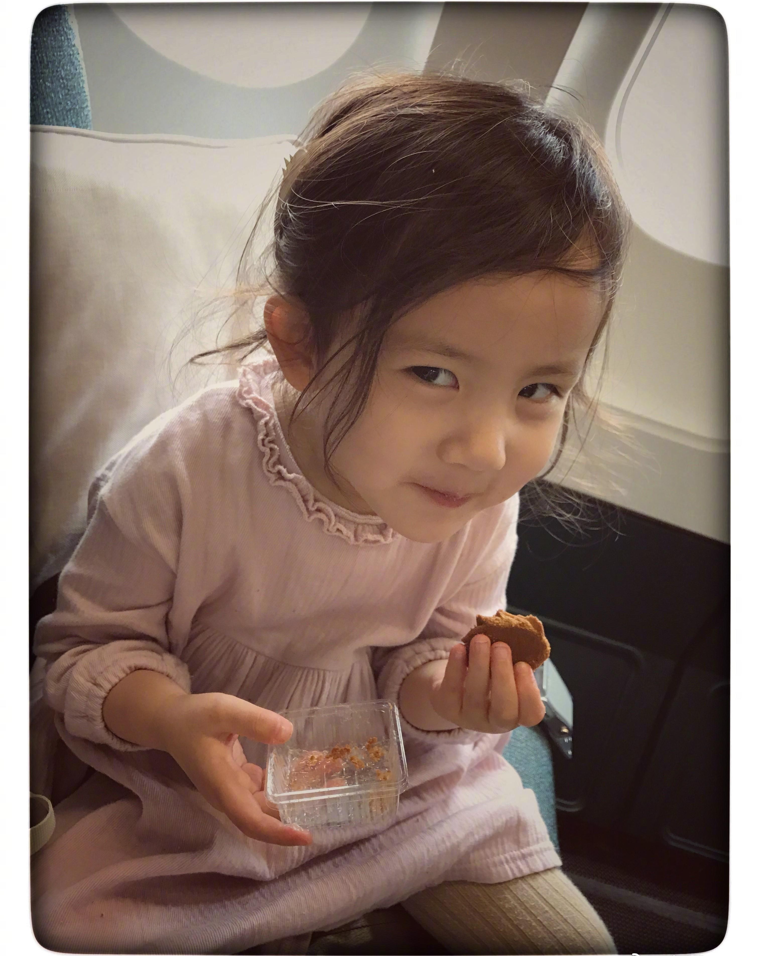 黃磊小女兒愛吃鳳爪，卻天真地自稱在吃「手」，開心得笑瞇了雙眼 娛樂 第9張