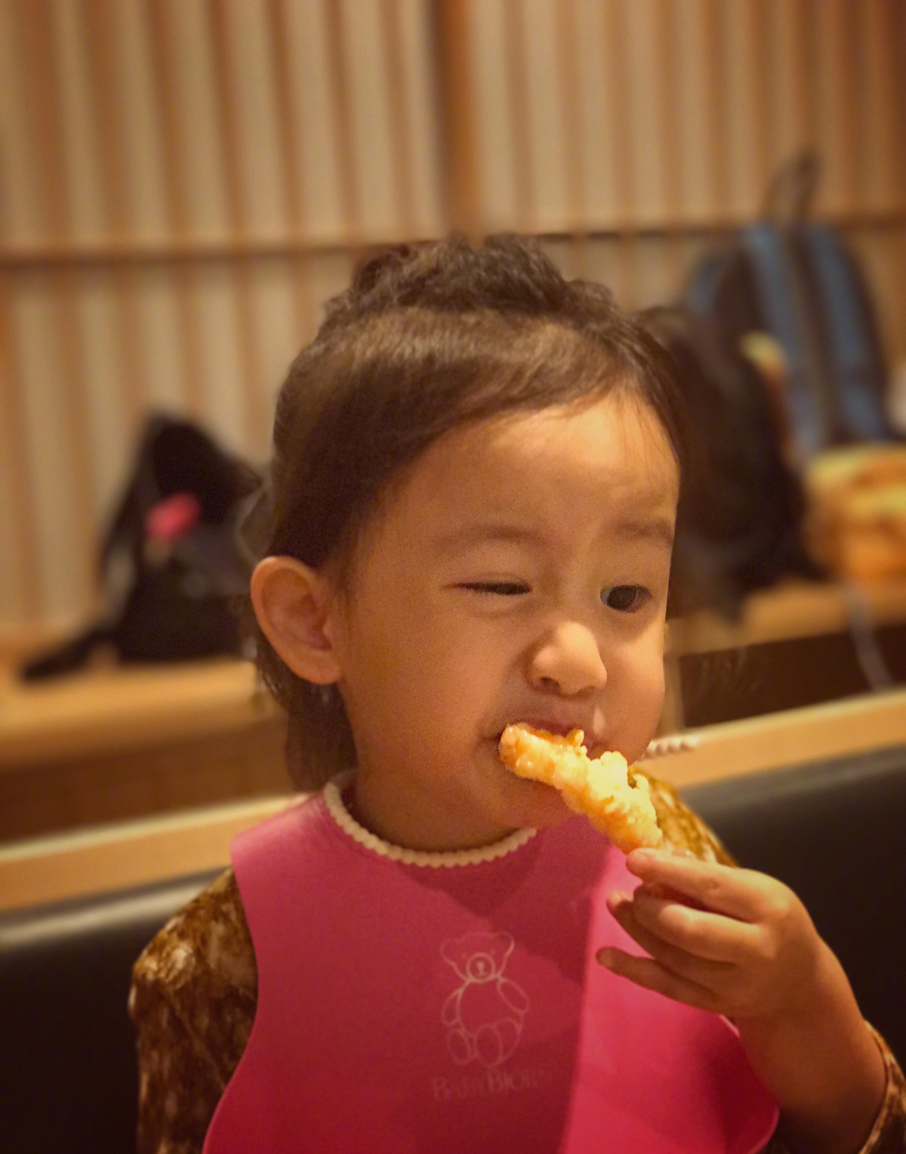 黃磊小女兒愛吃鳳爪，卻天真地自稱在吃「手」，開心得笑瞇了雙眼 娛樂 第10張