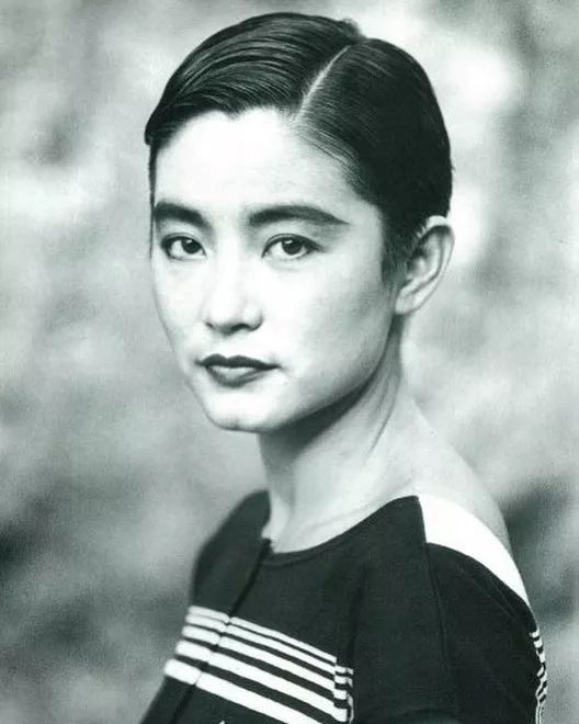 纷纷剪起个性的短发,但是早在1988年,林青霞就顶着一头中性超短发拍摄
