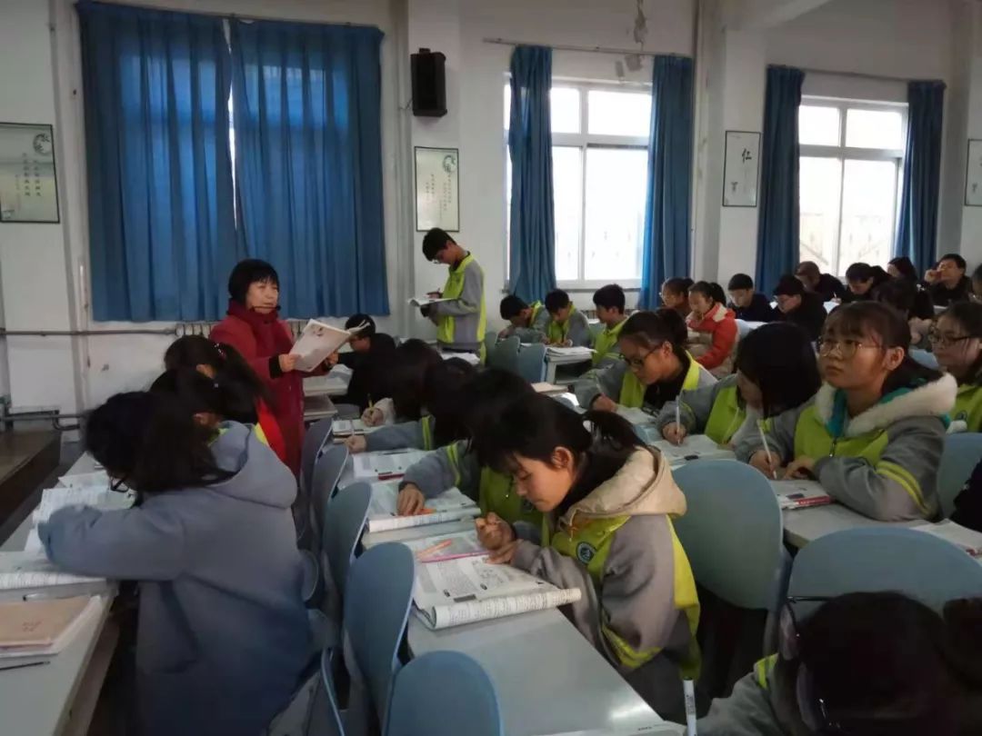 骨干教师展特色 师生互助共成长—眉县中学举行示范课教学活动