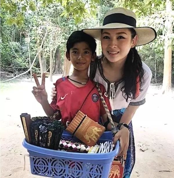 这位会八国语言的柬埔寨小男孩真是太聪明