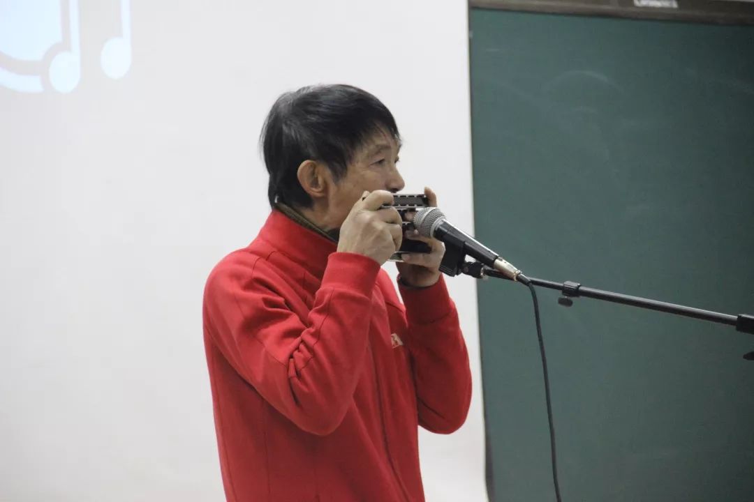 互动环节中,杨敬民先生对同学们提出的问题进行了详细回答.