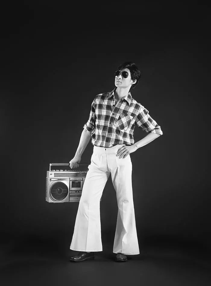 娱乐 80年代录音机在我国兴起,在马路上常见到留着长发,穿着喇叭裤