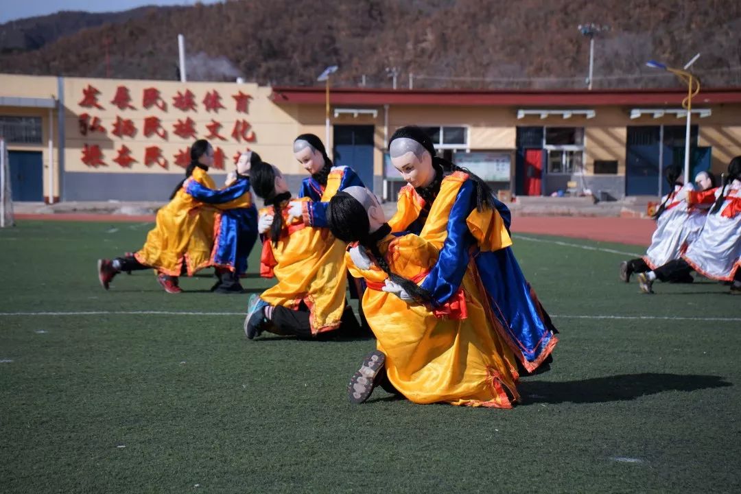 "二魁摔跤"表演队同学合影如今的喇叭沟门满族乡生态宜居 乡风文明