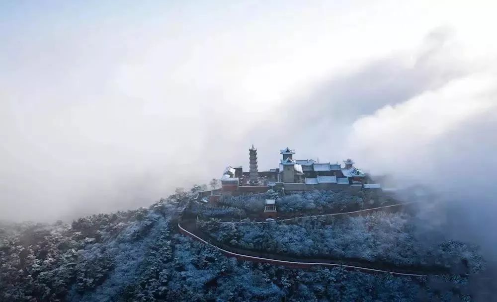 在高平市七佛山,大粮山等景区,受海拔影响,呈现出云雾缭绕,雪松,群山