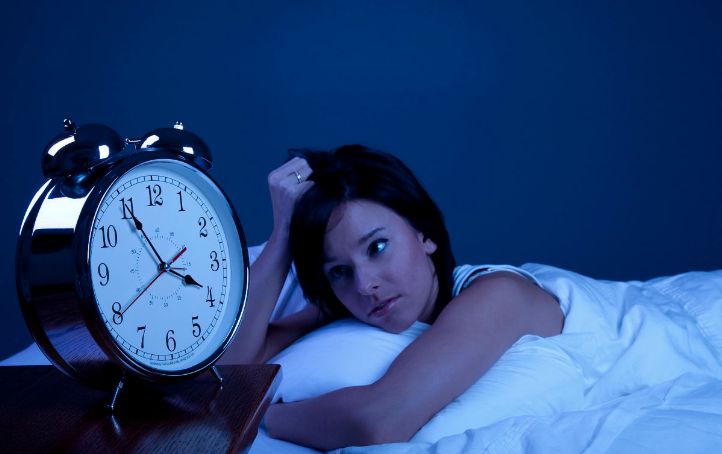 除了自愿熬夜的 失眠是种病,困起来要人命 凌晨两三点入睡 都觉得是