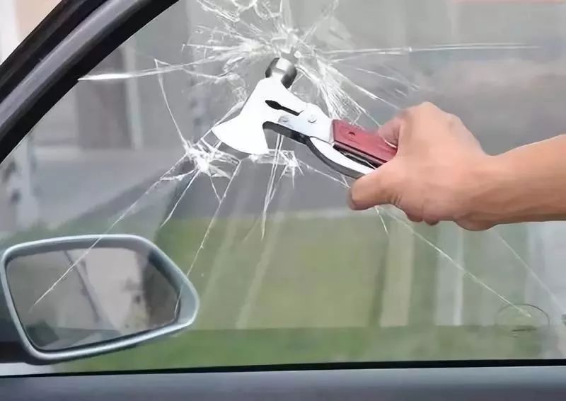 使用安全锤时,应该用它的尖端敲击四个角,将整面玻璃打破