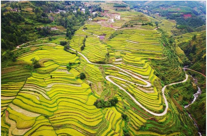 土山包周围而居故名榨房南面曾开过一油榨房后建了三间瓦房而得名新