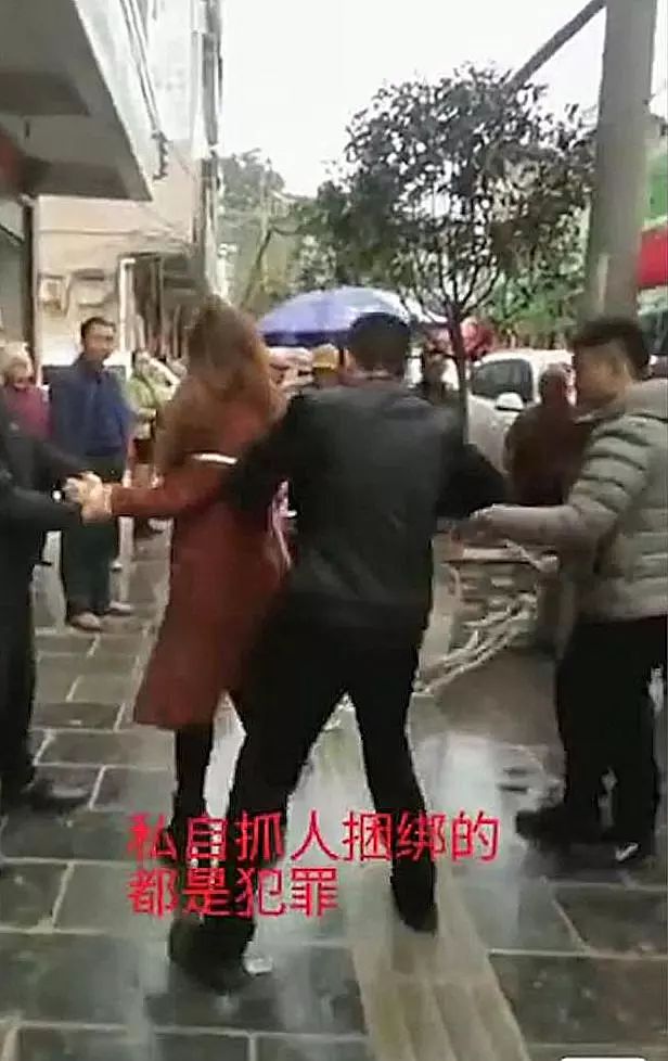 怀疑妻子出轨,丈夫竟将妻子捆绑游街示众!警察一查,惊呆了(视频)