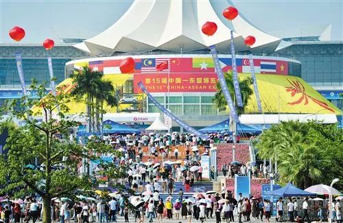中国—东盟博览会在南宁连续成功举办15届,南宁的城市影响力不断扩大.