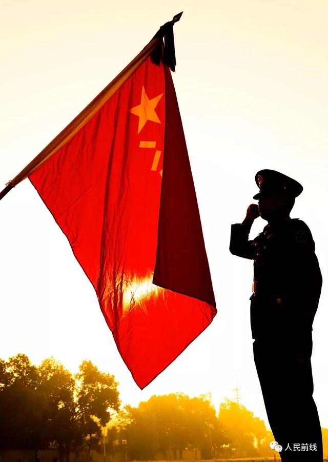 护卫着鲜红的军旗缓缓走过 旗帜飘扬 新兵们精神抖擞 面向军旗 敬礼!