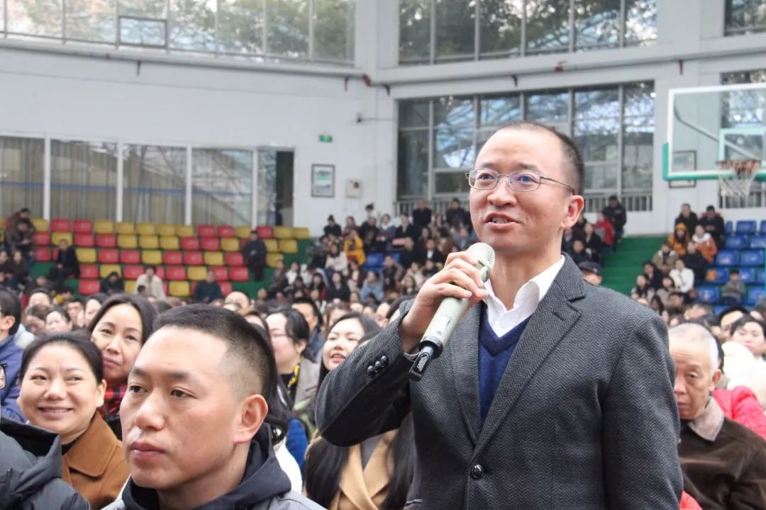 活动的最后,我校张学文校长带领全校教师进行教师宣誓,家长代表赵雨恒