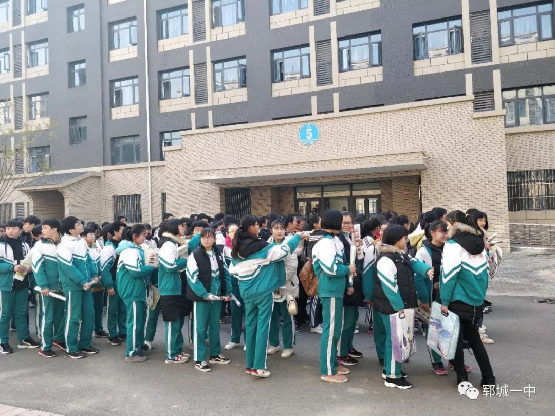 学习体会 学生们先后参观了郓城一中南校区教室,操场,餐厅,宿舍等