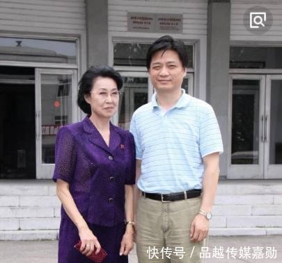 55岁崔永元夫妻近照,略显沧桑