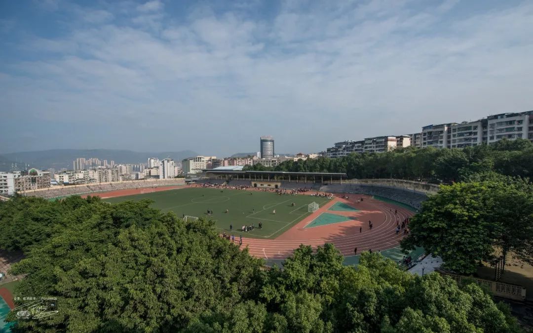 办公楼→男生宿舍→体艺馆→初中部天桥沿线公路 《万州高级中学道路