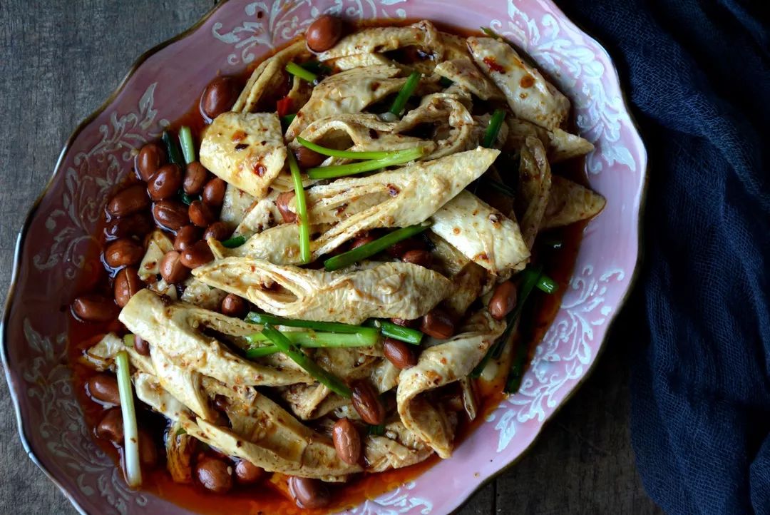 凉拌豆筋,锅盔夹牛肉,韭黄酥肉汤,满足.