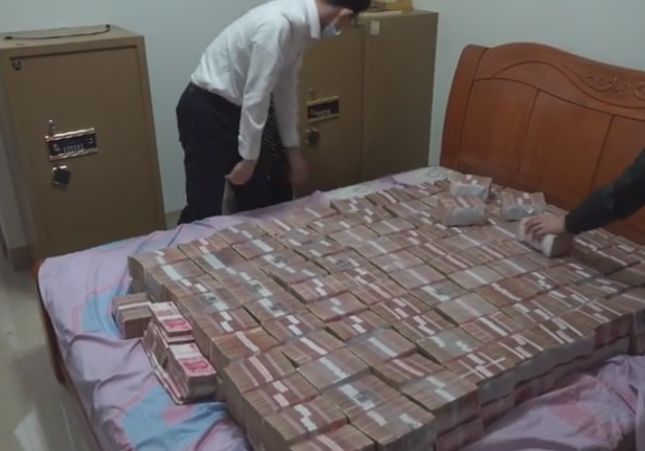 震惊!警察冲进房间,发现4700万现金铺满床,这是在干什么?