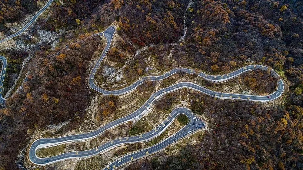 其实,马丁公路就是丁埠到马鬃岭的一段山路,沿途山景秀美,被