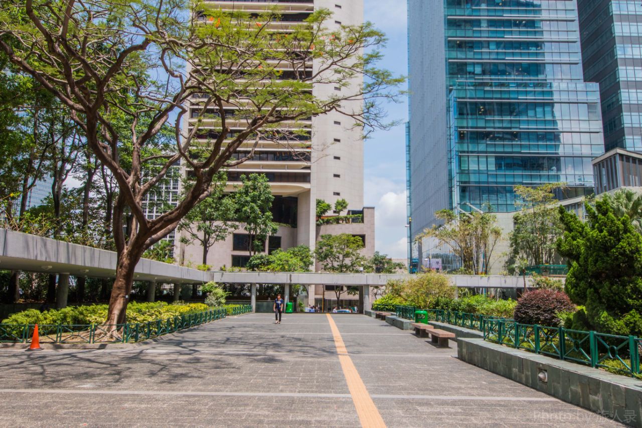 作为市民聚集的城市公园,遮打花园的休闲设施设置得非常足够,处处可以