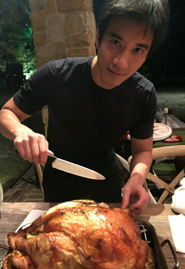 王力宏曬切火雞近照慶賀感恩節，網友調侃：二哥的節奏果然很不同 娛樂 第2張