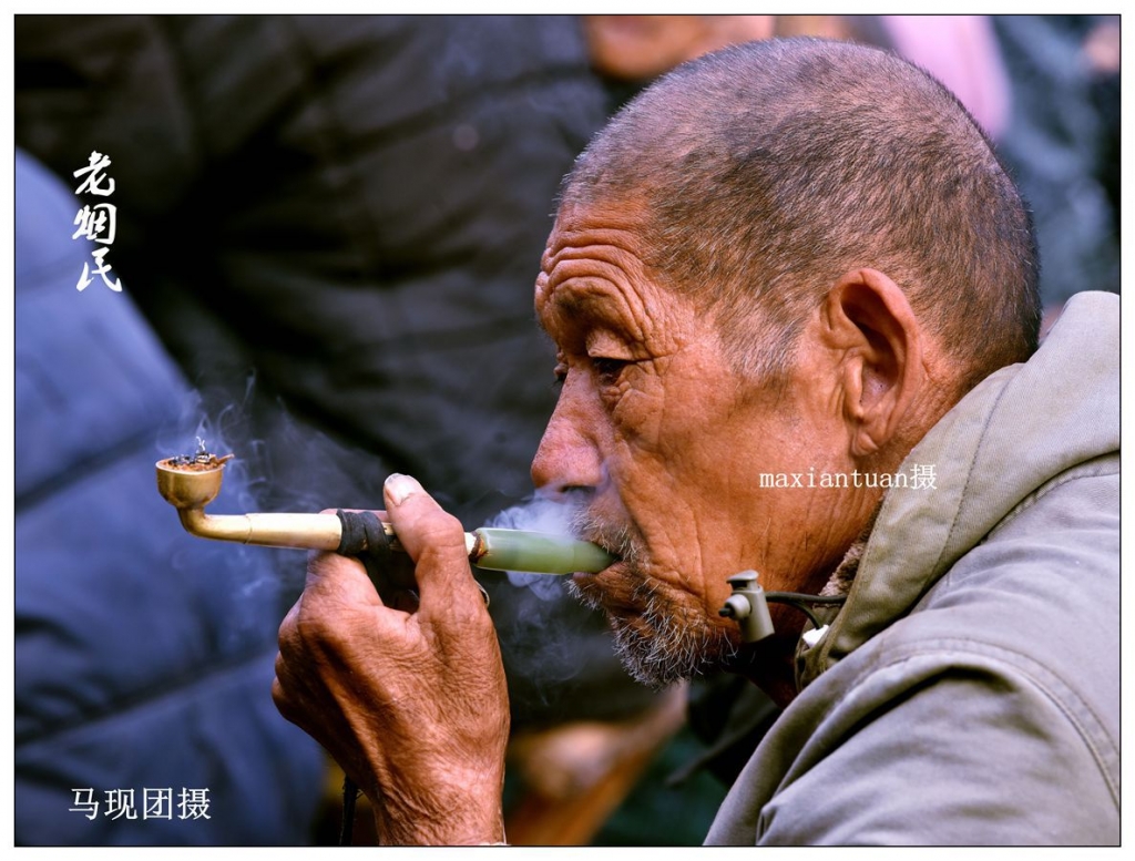 菏泽农村集市上的老烟民