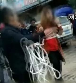 震惊男子怀疑妻子出轨竟用绳子绑着她游街示众上林时空