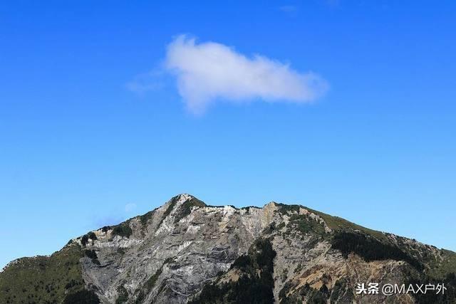 南湖大山其威仪厚重,气势伟岸的山型,不管从任何角度,任何距离看过去