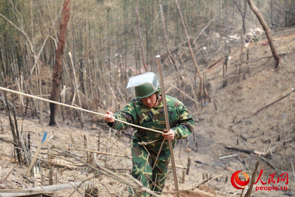 组图爆炸瞬间舍身护住战友的排雷英雄杜富国