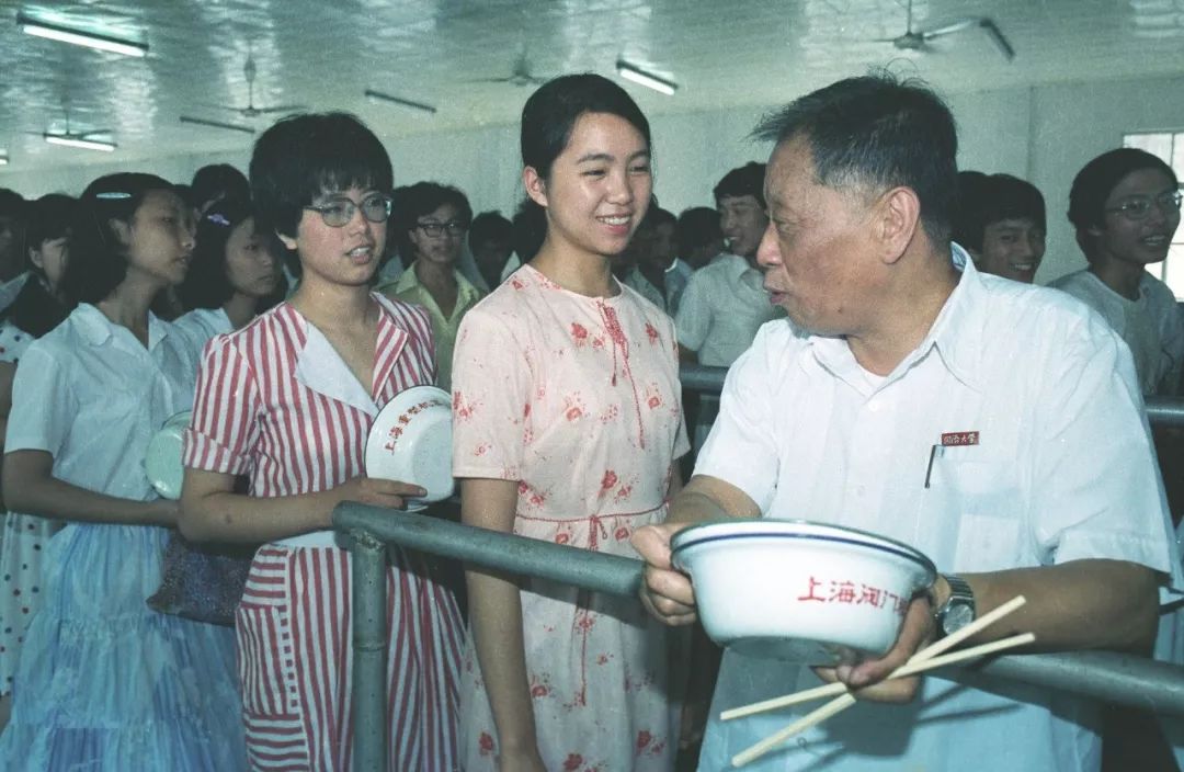 26,1980年代江景波校长在食堂排队打饭