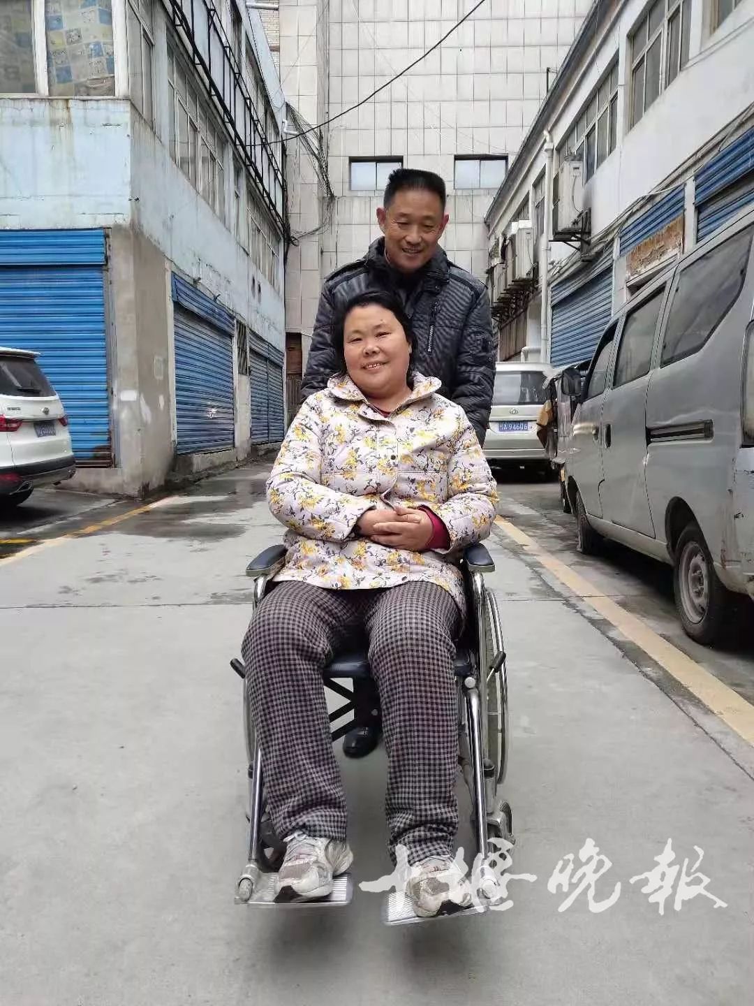 为了训练妻子坐,他对轮椅进行了改装;考虑到妻子不能自理生活,他自己