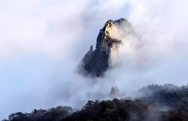 风起云散,风走云聚,重叠明暗,浓淡相宜,山间之云海,翻涌萦绕,如丝如缕