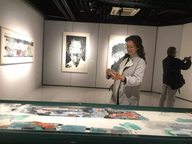 女士《书画频道》采访参展艺术家周蕴智《书画频道》采访参展艺术家朱