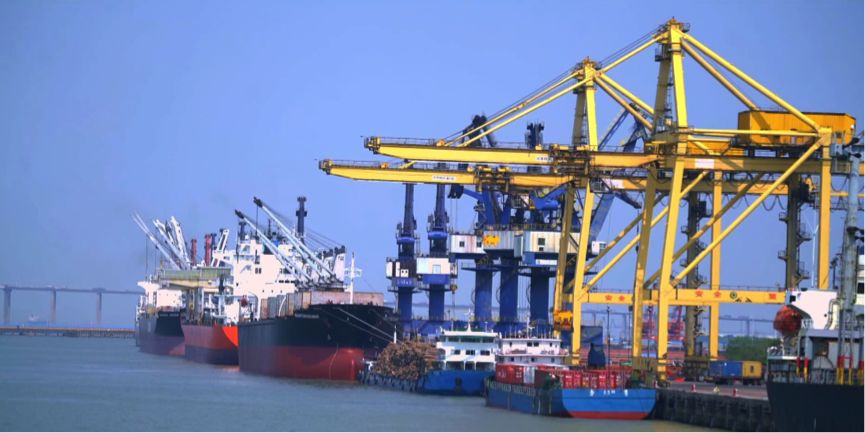 经过20多年发展,常熟港已由最初的一家码头企业,扩展为了12家开放码头