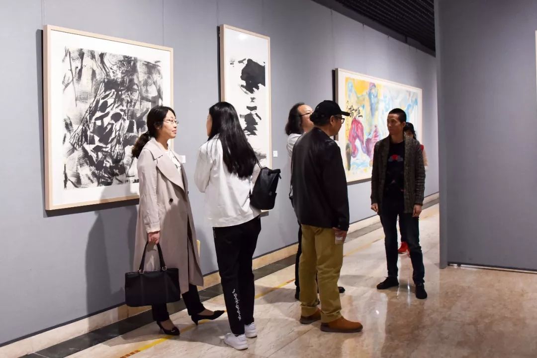 展览回顾水墨走向现代之路2018深圳美术馆当代艺术展