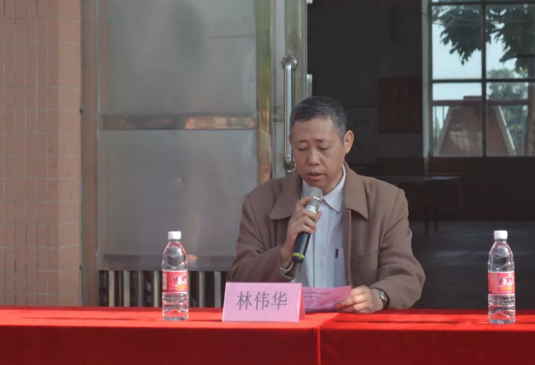 新会区炎黄文化研究会会长林伟华发表讲话,他肯定了司前中学美术特色