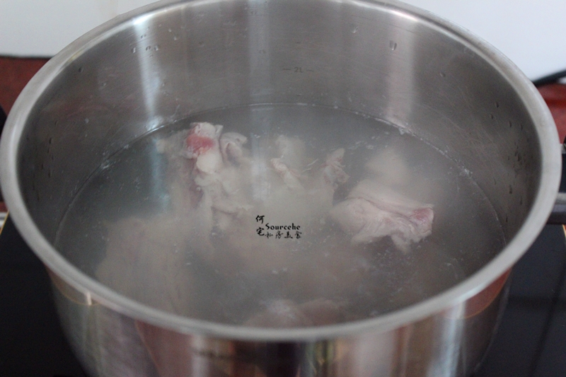 2.煮锅倒入适量的清水，把洗净的骨头倒入锅里，加一片生姜，汆烫去漂浮物，这样煲汤会甘甜，好吃。其中要冷水放入骨头煮不要把水煮沸放入。