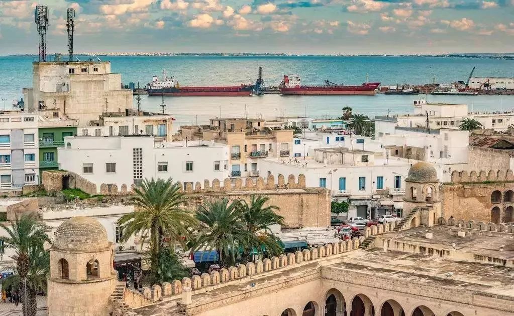 在地中海突尼斯湾西岸突尼斯湖的顶端突尼斯的首都tunis—突尼斯城