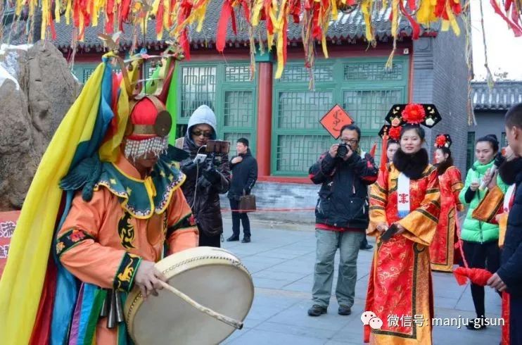 清代,东北地区的满族人在祭祀神灵或祖先时都要举行隆重的典礼,而杀猪