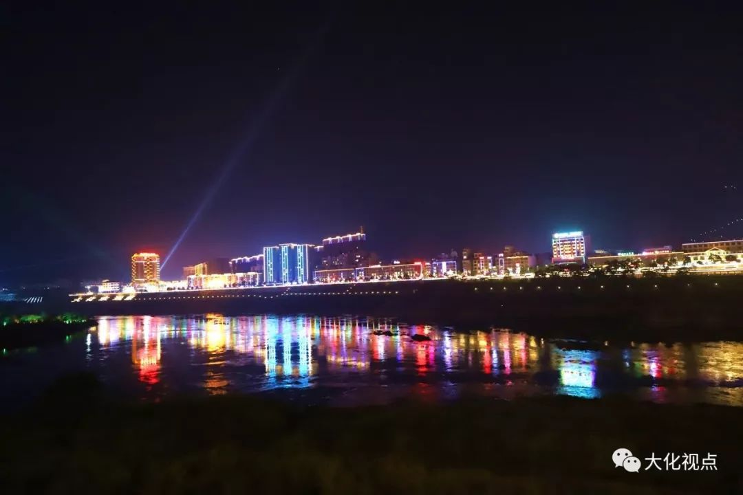 大化县城江滨路夜景.黄晗 摄