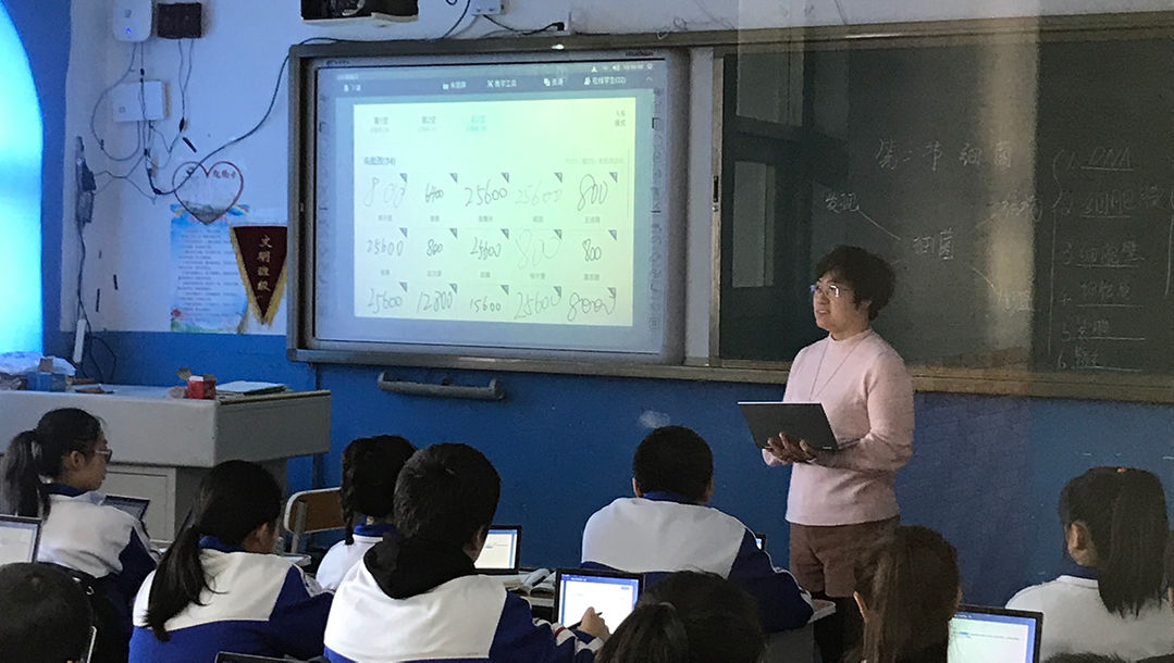 齐市三中老师用okay智慧课堂授课本次交流会让校长们看到了人工智能