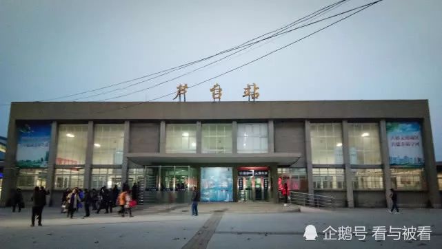宁河芦台火车站 天津这个火车站里似冰窖 乘客"全副武装"