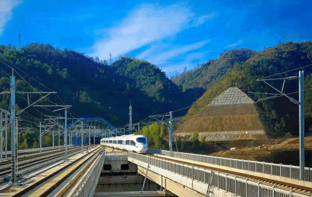 11月24日14时11分, g55806次试验动车组列车从黄山北站始发, 飞驰在