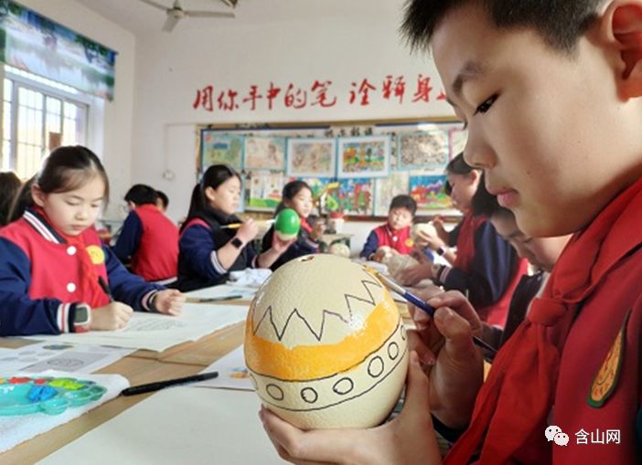 当地的社会爱心人士免费为该校提供了二十多个"鸵鸟蛋壳"供学生们彩绘