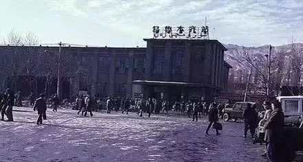 时代广场】80年代红旗路市场乌鲁木齐大小十字中心的紧邻区域这一时期