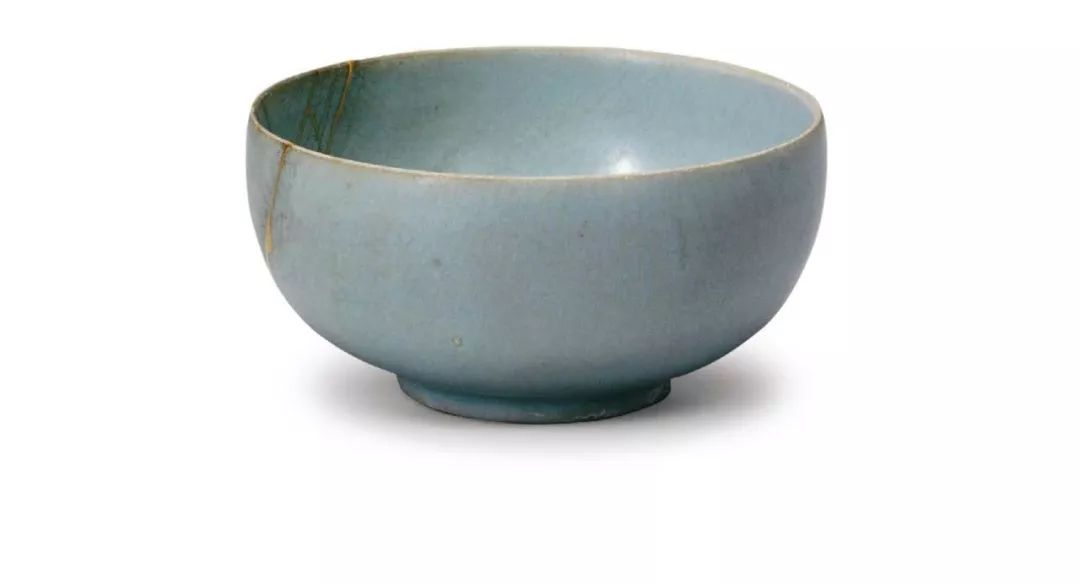 这两件瓷器均来自日本旧藏,北宋汝窑天青釉茶盏在上世纪50年代初被