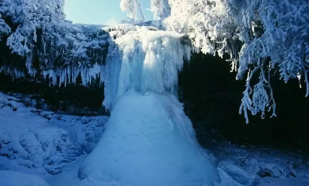 夏天里奔涌的瀑布都冻成了冰,瓦屋山的冬季是南国观森林冰雪的最佳