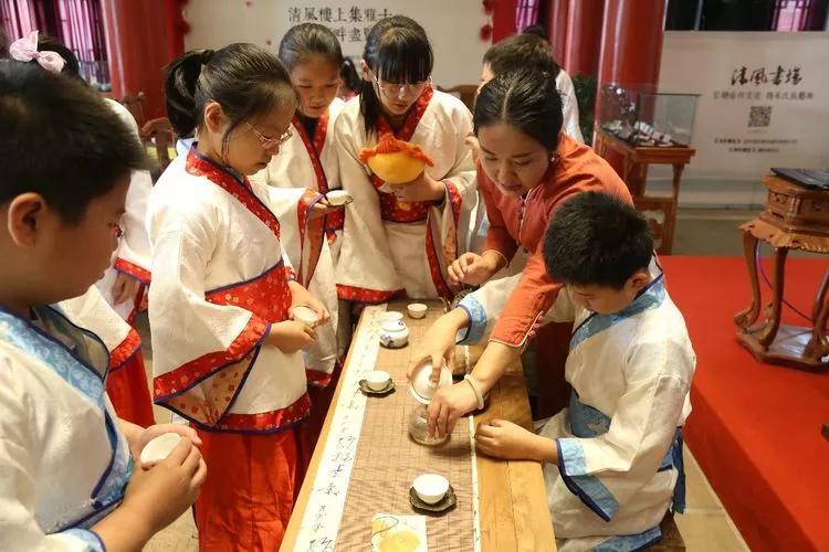 品茶悟茶感受传统文化—育红小学学生走进清风楼品味魅力茶会