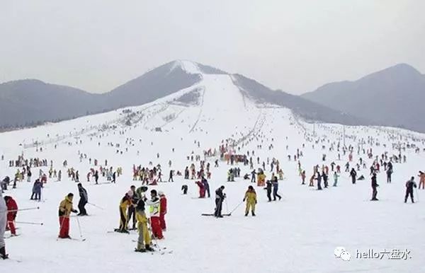 乌蒙滑雪场位于贵州省六盘水市盘州市乌蒙大草原上,从贵阳市出发大约