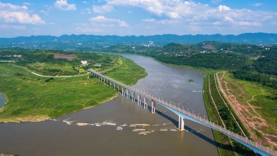 机场 向南延伸至南岸茶园 是一座打着中国结的跨江大桥 广阳岛大桥