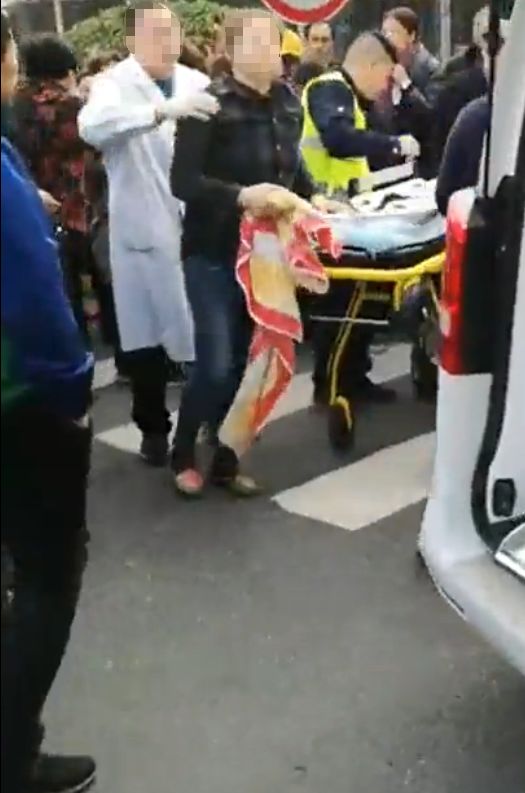 镇江发生一起车祸,4个月左右的宝宝被撞身亡.